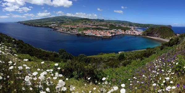 Z krásných luk plných květin na svazích Monte da Guia je panoramatický pohled na Hortu.